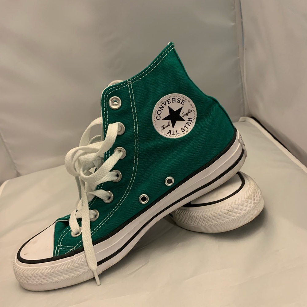 NEW NEVER WORN green converse high top!